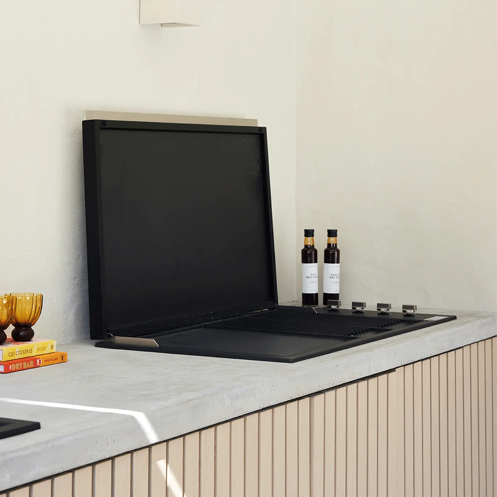Artusi ABBQ1MB matte-black built-in BBQ seen from an angle.
